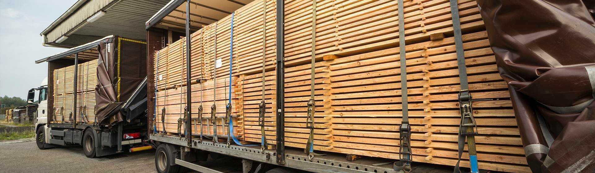 Drewno zapakowane na przyczepę